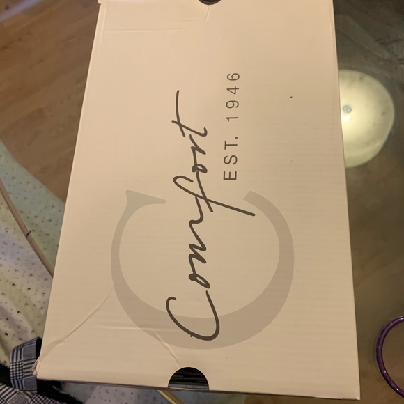 Comfort Est. 1946 Mary Jane Pumps - Picture 16 of 16